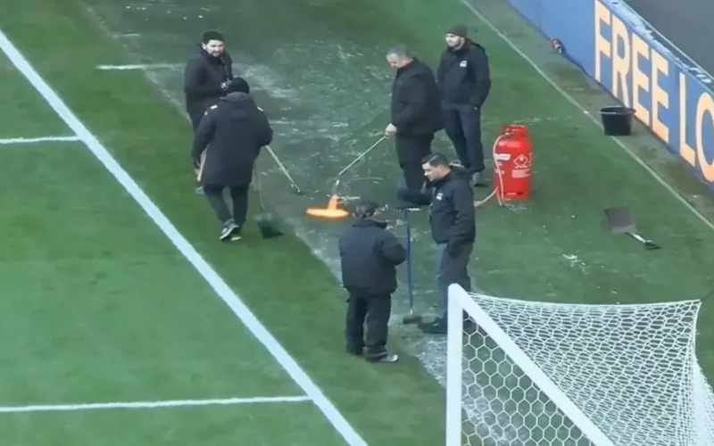 شعلة نار تذيب الجليد.. لحظة غريبة في ملعب إنجلترا خلال الموسم